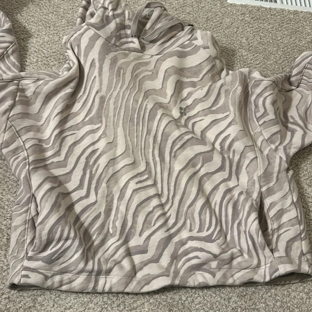 Sweaty Betty Cropped Hoodie in Ivory Tiger Print Medium - Picture 9 of 9